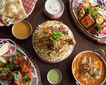 indian-food-on-restaurant-table